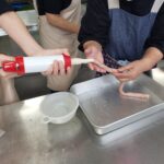 手作りウインナー　腸詰め作業